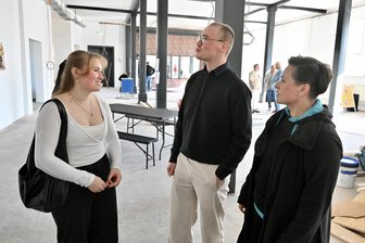 Ehemaliges Haribo-Werk in Wilkau-Haßlau: Jetzt zieht der Nachfolger ein - Vivian Werner (20), Jean Pascal Werner (22) und Antje Werner (48) aus Wilkau-Haßlau haben sich umgeschaut bei der Baustellen-Veranstaltung.