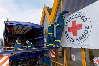 Ehemaliges Impfzentrum im Vogtland: In Eich wird wieder geimpft - Das ehemalige Impfzentrum in Eich wird zum Impfstandort. Mitarbeiter des THW (im Bild) und des DRK haben es am Mittwoch gemeinsam mit freiwilligen Helfern wieder eingerichtet.