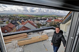 Ehemaliges Kreisgericht Hohenstein-Ernstthal: Warum aus Abrissplänen eine Sanierung wurde - Im Februar 2022 hat Bauherr Olaf Pfeifer mit der Sanierung des ehemaligen Kreisgerichtes an der Lungwitzer Straße begonnen. Von der 178 Quadratmeter großen Wohnung mit Dachterrasse hat man einen herrlichen Blick ins Land.