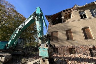 Ehemaliges KZ Sachsenburg: Abriss von Kommandantenvilla beginnt - Der umstrittene Abriss der Kommandantenvilla des einstigen Konzentrationslagers im Frankenberger Ortsteil Sachsenburg hat am Dienstag begonnen. Er soll drei Wochen andauern. 