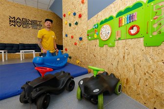 Ehemaliges „Magnet-Kaufhaus“ öffnet zum langen Donnerstag in Hohenstein-Ernstthal - Innenstadtförderer Marcel Sonntag möchte aus dem einstigen Magnet-Kaufhaus wieder einen Anziehungspunkt machen. Eine Kinder-Spielecke mit Kletterwand gibt es bereits.