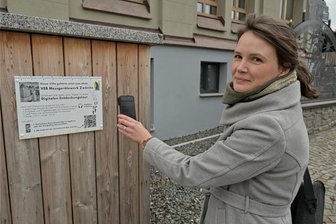 Ehemaliges Messgerätewerk Zwönitz: Auf Spurensuche mit Handy-App - Mit dem Handy den QR-Code scannen - und schon kann es losgehen mit der digitalen Entdeckertour zum Messgerätewerk in Zwönitz. Isabel Schauer vom Verein „Zwönitz Miteinander“ hat an der Entwicklung mitgewirkt.