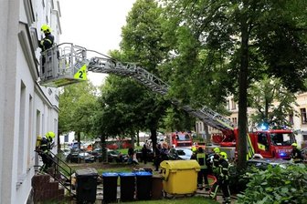 Ehepaar bei Wohnungsbrand verletzt - Ein älteres Ehepaar wurde nach einem Wohnungsbrand in ein Krankenhaus gebracht.
