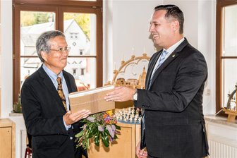Ehepaar bringt erzgebirgische Volkskunst nach Japan - Landrat Rico Anton übergibt den Sonderpreis an Kazuyuki Nakamura.