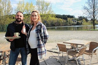 Ehepaar lädt jetzt an der Talsperre Pöhl zu einem Zwischenstopp ein - Zum Verweilen laden Sven und Maxi Schwarz an der Pöhl ein.