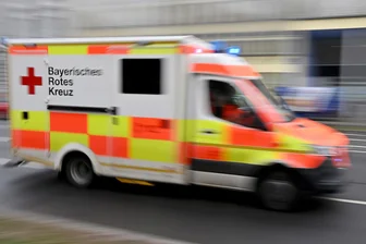 Ehepaar rettet im Hofer Hallenbad Jungen vor dem Ertrinken - Der Junge kam nach dem Badeunfall ins Krankenhaus.