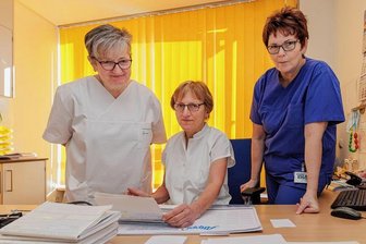 Ehepaar schließt Arztpraxen - MVZ im Erzgebirge will Versorgung absichern - Heidrun Hammerschmidt, Fachärztin für Innere Medizin und Gastroenterologie (Mitte), praktiziert bis auf Weiteres einen Tag in der Woche im Medizinischen Versorgungszentrum (MVZ) Annaberg. Im Bild mit den Krankenschwestern Sandra Riegel (l.) und Heike Hähnel. Das MVZ hat den Vertragsarztsitz übernommen.
