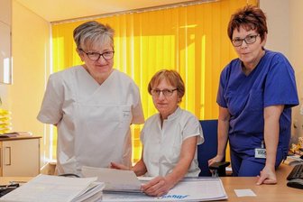 Ehepaar schließt Arztpraxen - MVZ will Versorgung absichern - Heidrun Hammerschmidt, Fachärztin für Innere Medizin und Gastroenterologie (Mitte), praktiziert bis auf Weiteres einen Tag in der Woche im Medizinischen Versorgungszentrum (MVZ) Annaberg. Im Bild mit den Krankenschwestern Sandra Riegel (l.) und Heike Hähnel. Das MVZ hat den Vertragsarztsitz übernommen.