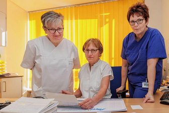 Ehepaar schließt Arztpraxen - MVZ will Versorgung absichern - Heidrun Hammerschmidt, Fachärztin für Innere Medizin und Gastroenterologie (Mitte), praktiziert bis auf Weiteres einen Tag in der Woche im Medizinischen Versorgungszentrum (MVZ) Annaberg. Im Bild mit den Krankenschwestern Sandra Riegel (l.) und Heike Hähnel. Das MVZ hat den Vertragsarztsitz übernommen.