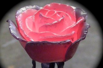 Ehepaar schmiedet Rose in Gedenken an die Opfer des norwegischen Attentats - Die Rose von Familie Senns ist Bestandteil einer geplanten Skulptur.