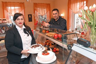 Ehepaar übernimmt Mülsener Eiscafé und will nicht nur Torten backen - Luciana und Costinel Pirvan haben das Eiscafé „Kampanile“ von Familie Hoppe übernommen. Seit gut einer Woche ist geöffnet.