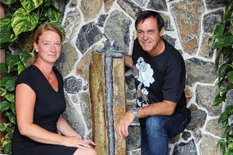 Ehepaar wagt Neustart: Gaststätte im Erzgebirge öffnet wieder - Ein schickes Geschenk zur Wiedereröffnung des Gasthauses am Anton-Günther-Weg 5 gab es auch schon – eine vom Steinmetz gefertigte Stele mit Wanderhut und Wanderstock. Simone und Heiko Cieslok platzierten sie im Eingang.