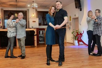 Ehepaar zieht mit Tanzschule in ehemalige Ellefelder Werkstatt um - Sandy und Tino Bratfisch (Mitte) begrüßen ihre Schüler neuerdings in der Ellefelder Südstraße. Im Hintergrund die Paare Ramona und Uwe (links) sowie Kerstin und Jürgen.