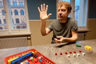 „Eher tritt das Gegenteil ein“: Wie Politik und Wissenschaftler um die richtige Hilfe bei Rechenschwäche ringen - Für die einen sind es fünf Finger, für die anderen ist es eine Hand: Steffen Marx ist Therapeut im Zentrum zur Therapie der Rechenschwäche in Leipzig. Für ihn und seine Kollegen steht fest: Rechenschwäche lässt sich beheben.
