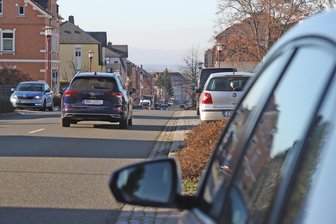 Ehestreit eskaliert im Auto: Zwickauerin (61) attackiert Ehemann während der Fahrt mit Weinflasche - Auf der Lößnitzer Straße in Reinsdorf schlag die Angeklagte in einem Streit auf den Fahrer des Autos ein.