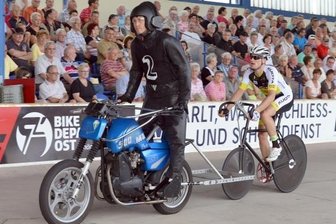 Ehnert/Retschke peilen Podestplatz an - Robert Retschke hinter Schrittmacher Holger Ehnert während eines Rennens auf dem Leipziger Oval.
