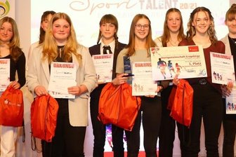 Ehre den Meistern von morgen - Mädchenpower der Leichtathletik: die Startgemeinschaft Erzgebirge. Zur siegreichen Mannschaft des Vereinspokals gehören Lina Tippmann, Pia Wetzel, Nora Richter, Lara Böhm, Emilia Aurich, Leonie Schürer, Felicitas Jähn, Marie Bannier und Lotta Pauline Beer.