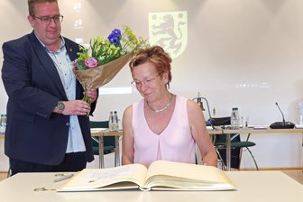 Ehre für UIrike Persing: Eintrag ins Goldene Buch von Oelsnitz - Ulrike Persing hat sich ins Goldene Buch der Stadt Oelsnitz eingetragen.
