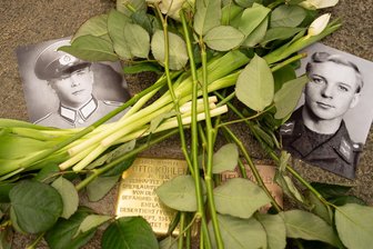 Ehre, Verrat oder Gewissen? Warum Menschen den Krieg verweigern - Ein Stolperstein wurde für Otto Kühlen am 25. April 2024 am Flachsmarkt in Duisburg verlegt. Kühlen wurde als Deserteur 1941 zum Tode verurteilt.