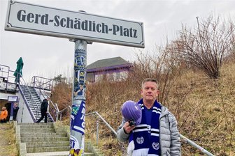 Ehre wem Ehre gebührt: Im Erzgebirge gibt es jetzt einen Gerd-Schädlich-Platz - Edelfan Reinhard Lange (70) wohnte der Platzweihe am Freitagmittag ebenfalls bei. Er hat Gerd Schädlich zu Lebzeiten kennen gelernt – als „bodenständigen Arbeiter, der trotz aller Erfolge nie abgehoben ist“. Der FC Erzgebirge Aue trägt den Gerd-Schädlich-Platz 1 nun offiziell als Adresse.