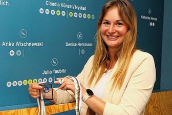 Ehre, wem Ehre gebührt - Da sind sie, die zwei Silbermedaillen von der Rennrodel-WM 2023 in Oberhof. Für ihren Erfolg durfte WSC-Starterin Julia Taubitz zwei weitere Pünktchen an die Medaillenwand im "Wiesenthaler K3" kleben.