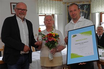 Ehrenamt des Monats geht diesmal nach Raschau - Martha Dybeck hat von Frank Wutzler (rechts) von der Fachstelle Ehrenamt und Bürgermeister Frank Tröger die Auszeichnung erhalten.