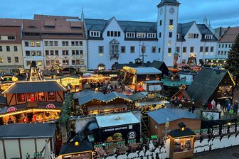 Ehrenamt entdecken: Landratsamt Mittelsachsen informiert auf dem Freiberger Christmarkt - Auf dem Freiberger Christmarkt wirbt das Landratsamt für ehrenamtliches Engagement.