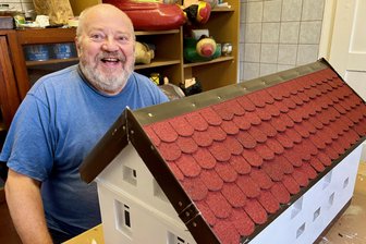 Ehrenamt im Erzgebirge: Was es in Bockau ohne diesen freiwilligen Einsatz alles nicht geben würde - Reinhard Siegel widmet sich mit Herzblut und Freude den Miniaturhäusern der Schauanlage „Gretels Ruh“ in Bockau. Jede Schindel dieses Dachs wurde von Hand aufgeklebt.