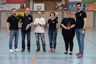 Ehrenamt im Fokus: Klaus Schreiter setzt Maßstäbe bei den Annaberger Handballern - Zahlreich waren die Gratulanten angereist. Klaus Schreiter (2. v. l.) durfte sich über Glückwünsche von Felix Schneider, Heiko Neubert, Stephanie Schulze-Gerlach, Nancy Quellmalz-Opitz und Tom Meyer (v. l. n. r.) freuen.