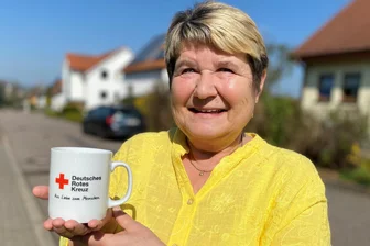 Ehrenamt im Rampenlicht: DRK feiert in Hainichen 70 Helfer - Frankenbergerin freut sich - Sylvia Bernhardt engagiert sich seit über 50 Jahren für das DRK. Die Frankenbergerin kümmert sich um die Blutspende. Für wiederkehrende Spender gibt es eine Tasse.