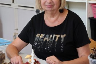 Ehrenamt macht die Gebenden und die Nehmenden stark - Selbst gemeinsames Basteln bringt vielen Menschen Freude, weiß auch Barbara Mika vom Mehrgenerationenhaus. 
