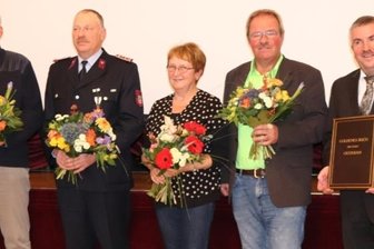 Ehrenamtler im Goldenen Buch - Die Preisträger Joachim Klose, Dietmar Büttner, Sylvia Schließke und Rainer Weigand mit Bürgermeister Steffen Schneider (v.l.). 