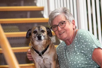 Ehrenamtler und Vierbeiner besuchen Plauener Seniorenresidenz – dafür sollen sie nun ausgezeichnet werden - Andrea Fuchs besucht die Seniorenresidenz regelmäßig. Immer dabei: ihr Hund Leo.