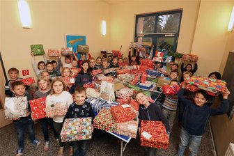 Ehrenamtliche körperlich am Limit: Zwickauer Tafel sagt traditionelle Aktion mit Weihnachtspäckchen ab - Hortkinder und ihre Eltern haben immer viele Weihnachtsgeschenke gespendet. In diesem Jahr werden die Spenden nicht benötigt. Die Weihnachtsaktion der Tafel muss ausfallen.