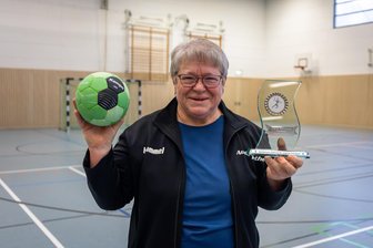 Ehrenamtlicher Einsatz in Mittelsachsen wird belohnt - Den Nachwuchspreis Ehrenamt im Jahr 2024 hatte unter anderem Handballtrainerin Ingrid Schubert vom Burgstädter HC erhalten.