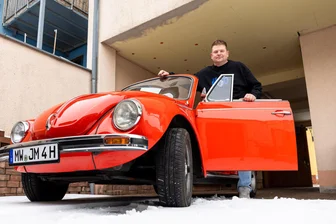 Ehrenamtspreisträger Jan Franke: „Ich bin einfach gern ein Burgstädter“ - Noch immer zu wenig Zeit für die Leidenschaft: Fahrten mit dem roten Käfer-Cabrio der Familie Franke sind selten.