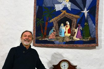 Ehrenberg bleibt Ort der Kreativität - Pier Giorgio Furlan im neuen Veranstaltungsraum im Kulturzentrum Rittergut Ehrenberg. Hier hängen schon seit einigen Wochen solche Textilbilder, die auch die Weihnachtsgeschichte erzählen.