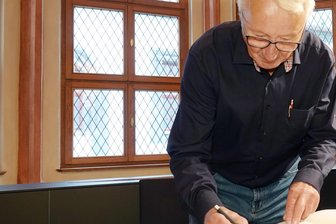 Ehrenbuch von Limbach-Oberfrohna vereint Hochzeitspaare und bedeutende Politiker - Wer sich im Ehrenbuch eintragen darf, entscheidet der Oberbürgermeister.