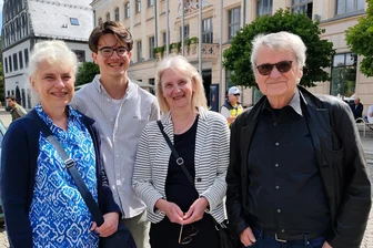 Ehrenbürger auf Heimatbesuch: Wer spaziert denn da durch Zwickau? - Bernd-Lutz Lange am Mittwochmittag mit seinen Verwandten zu Besuch in Zwickau.