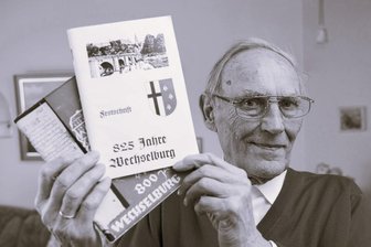 Ehrenbürger von Wechselburg tot: Trauer um Günter Kunzmann - Günter Kunzmann zeigt Festschriften zur 800- und 825-Jahr-Feier von Wechselburg. Beide Ortsjubiläen hatte er mitorganisiert. 