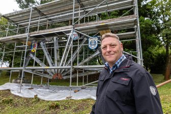 Ehrenhain für verunglückte Wismut-Bergleute im Erzgebirge wird saniert - Andreas Rössel ist stellvertretender Vorsitzender des Bergbautraditionsvereins Wismut. Der hat die Sanierung des Ehrenhains in Bad Schlema in Auftrag gegeben.