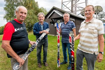 Ehrenplakette in Weiß: Diese Bürger von Marienberg haben die höchste Auszeichnung der Stadt erhalten - Lothar Albrecht nahm den Ehrenpreis für sein Engagement für den alpinen Wintersport in Marienberg gemeinsam mit seinen Mitstreitern Gottfried Kirschen, Gerhard Dienewald und Rainer Fritzsche (v. l.) entgegen.