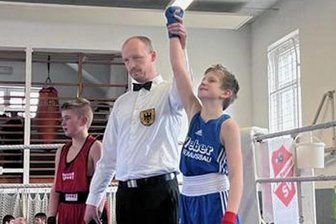 Ehrenpokal für starken Ringauftritt - Nils Bernhardt vom VSV Eintracht wird vom Ringrichter zum Finalsieger erklärt.