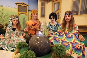 Ehrenpokal und Riesenüberraschung für Dorftheaterchefin - Die aufwändige Kulisse hat zum Erfolg des Bühnenstücks "Der Wasser-Fall"beigetragen. Nun darf sie - nach kurzfristiger Entscheidung - in Esches Gasthof im Callenberger Ortsteil Falken bleiben.