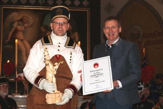 Ehrenpreis für Nachfahre des ersten Schwibbogen-Bauers - Harald Teller (links) erhält von Johanngeorgenstadts Bürgermeister André Oswald den Ehrenpreis der Bergstadt verliehen. Teller ist Mitglied der Bergknappschaft und trägt das Habit eines Bergschmieds.
