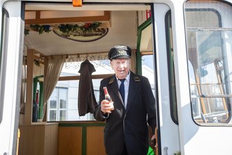 Ehrenrunde für Plauens ältesten Straßenbahnfahrer zum 90. Geburtstag - Mit Sekt wurde auf den runden Geburtstag von Horst Hausknecht angestoßen.