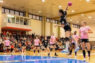 Ehrenspielerin traut dem BSV in dieser Saison eine Menge zu - Ema Hrvatin (am Ball) gehörte beim Heimsieg gegen Leverkusen am Samstag mit elf Treffern zu den auffälligsten Spielerinnen des BSV Sachsen Zwickau. Mit ihr hat Jenny Choinowski in der Vorsaison noch zusammengespielt. "Sie hat etwas gebraucht, um ins System reinzufinden und hatte auch Pech mit Verletzungen und Erkrankungen", sagt die Ehrenspielerin über die slowenische Nationalspielerin. Und sie ist sich sicher: "Ema kann noch mehr."