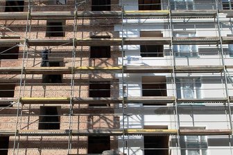 Ehrgeiziges Klimaschutz-Ziel: Altbau-Sanierungen werden Billionen Euro kosten - Bei Millionen Altbauten müsste noch wie hier in Dresden eine Wärmedämmung angebracht werden, um die Klimaziele Deutschlands zu erreichen. Doch die Kosten drohen viele Eigentümer zu überfordern.
