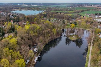 Ehrgeiziges Projekt in Glauchau: Stausee versorgt Gründelteich mit Wasser - Vom Stausee Glauchau (im Hintergrund) wird künftig Wasser in den Gründelteich gepumpt.
