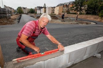 Ehrgeiziges Ziel: Verkehrsgarten bis Silvester fertig - Vor ein paar Monaten stand dort eines der hässlichsten Abbruchhäuser Plauens. Jetzt zeigt der künftige Verkehrsübungsplatz im Westend Konturen: Polier Frank Weigel von der Firma Zettl aus Aue bei der Arbeit. 